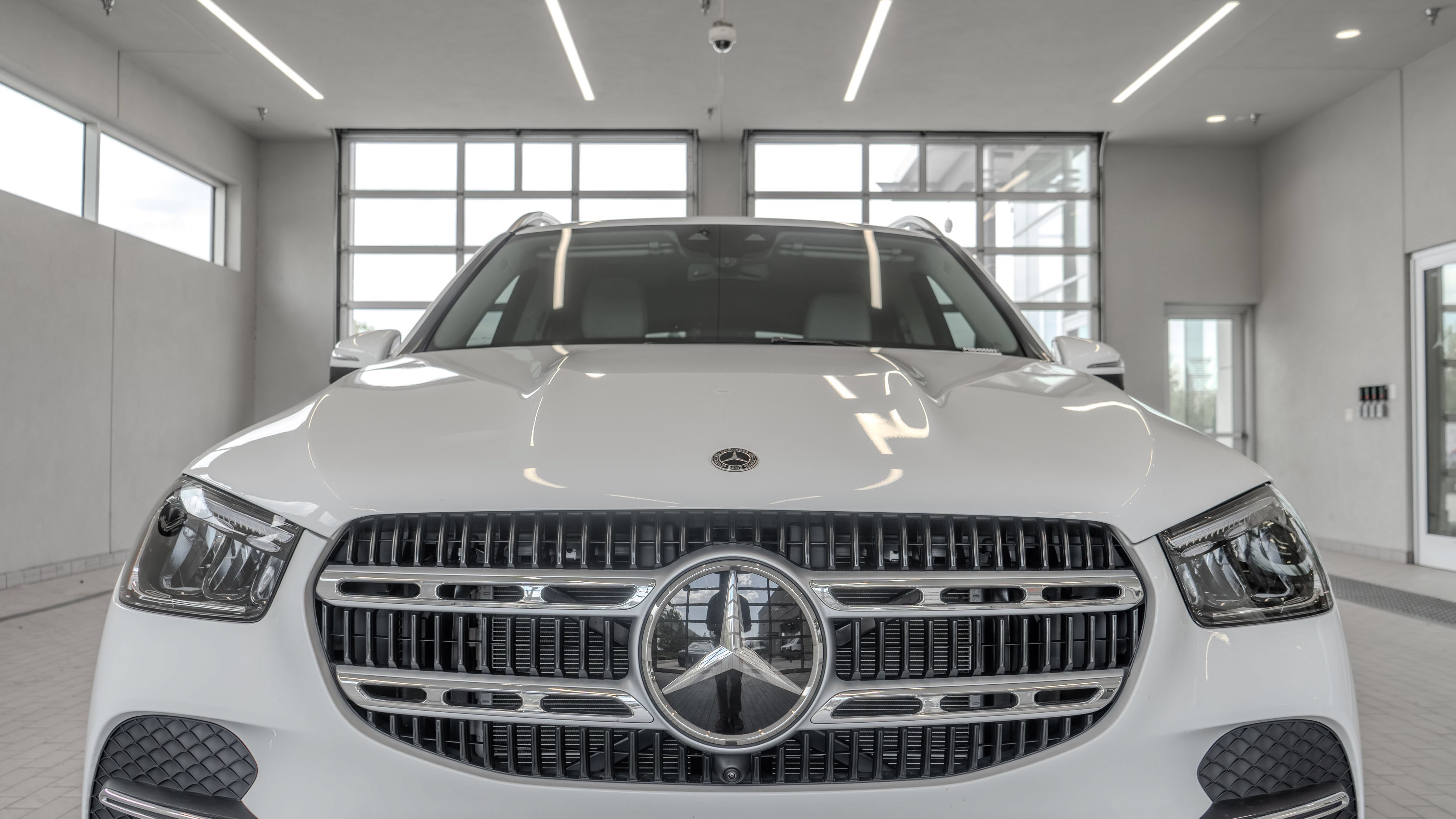 Certified 2025 Mercedes-Benz GLE 450e 4MATIC w/ Driver Assistance Package image 22