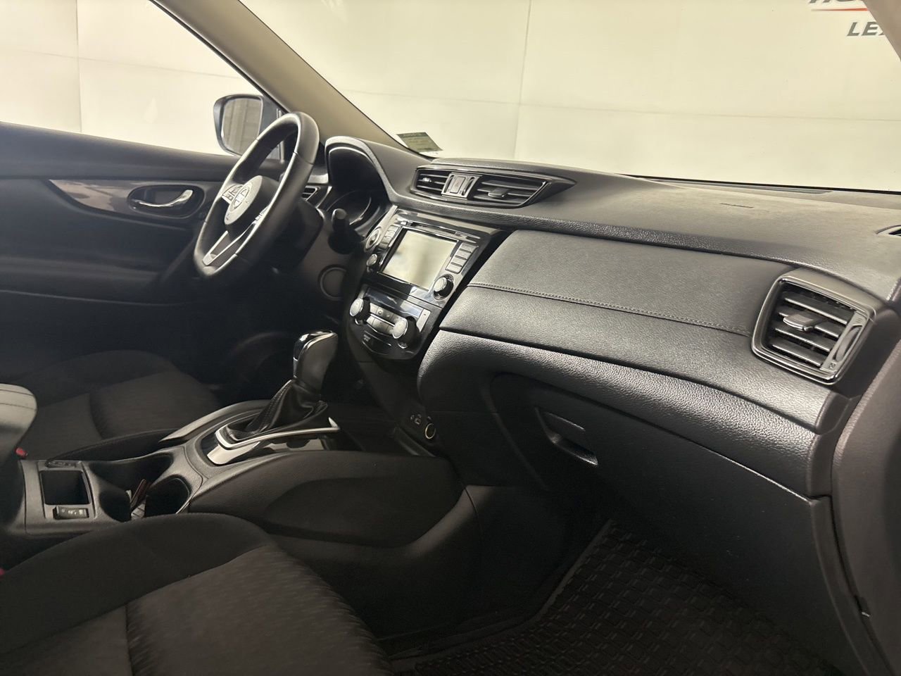 Used 2018 Nissan Rogue SV w/ Premium Package image 31