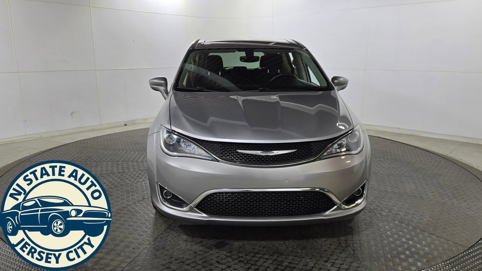 Used 2019 Chrysler Pacifica Touring Plus w/ Tire & Wheel Group FWD image 2