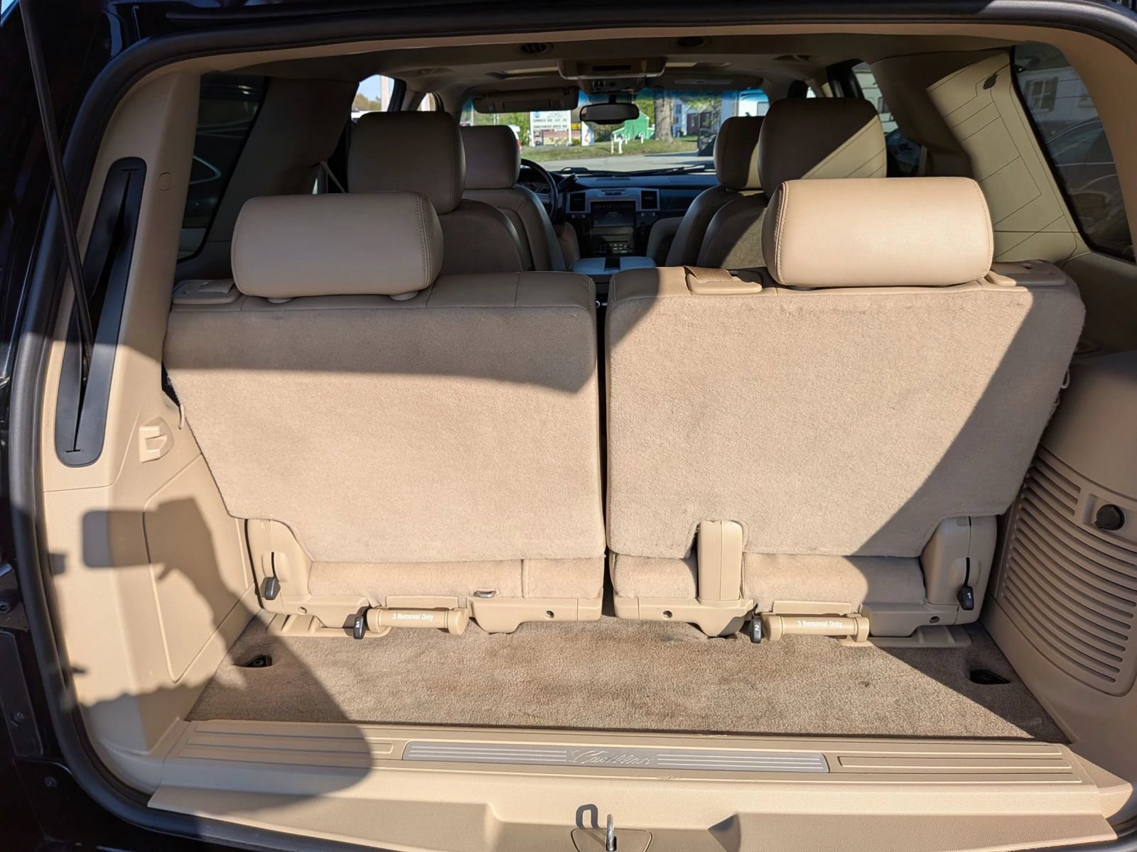 Used 2011 Cadillac Escalade Premium AWD/4WD image 30