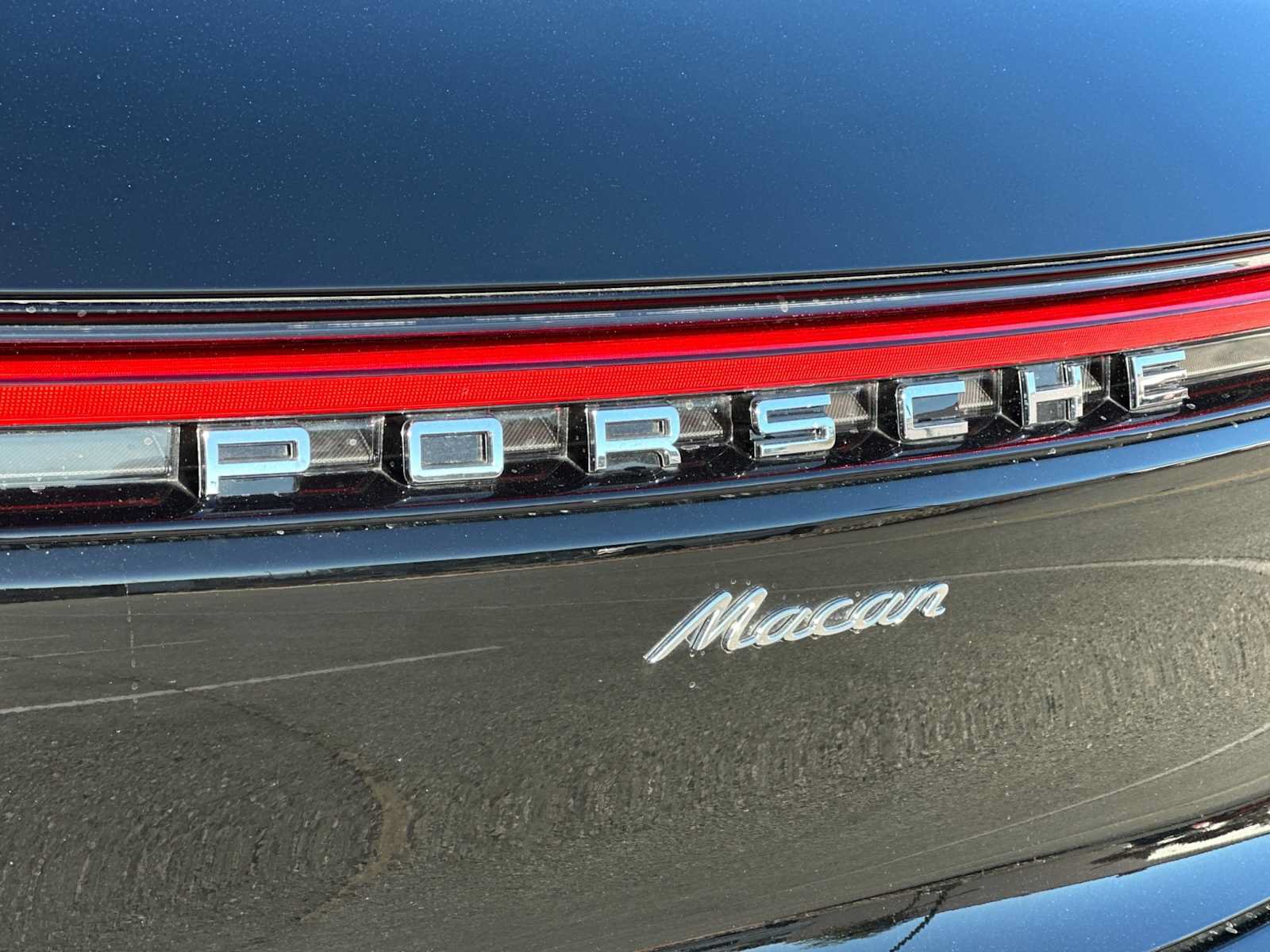 Certified 2025 Porsche Macan AWD/4WD image 29