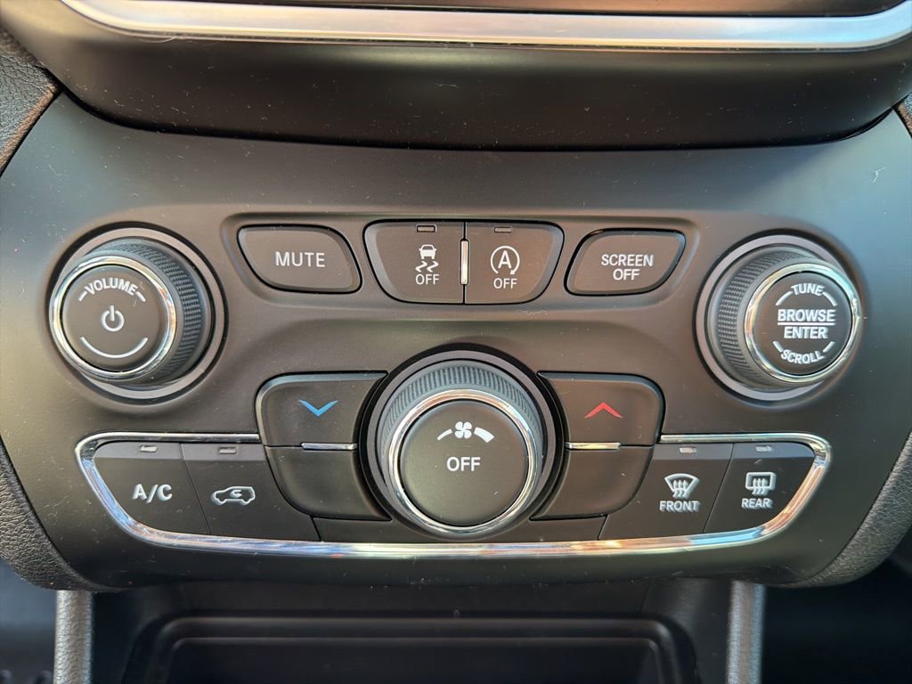 Used 2021 Jeep Cherokee Latitude Plus FWD image 38