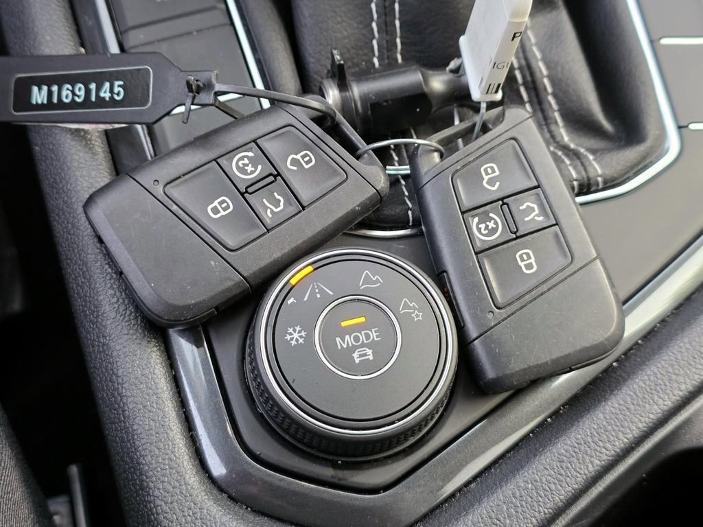 Used 2022 Volkswagen Tiguan SE AWD/4WD image 25