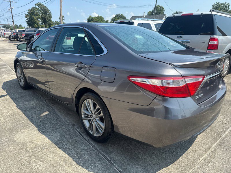 Used 2016 Toyota Camry SE image 3