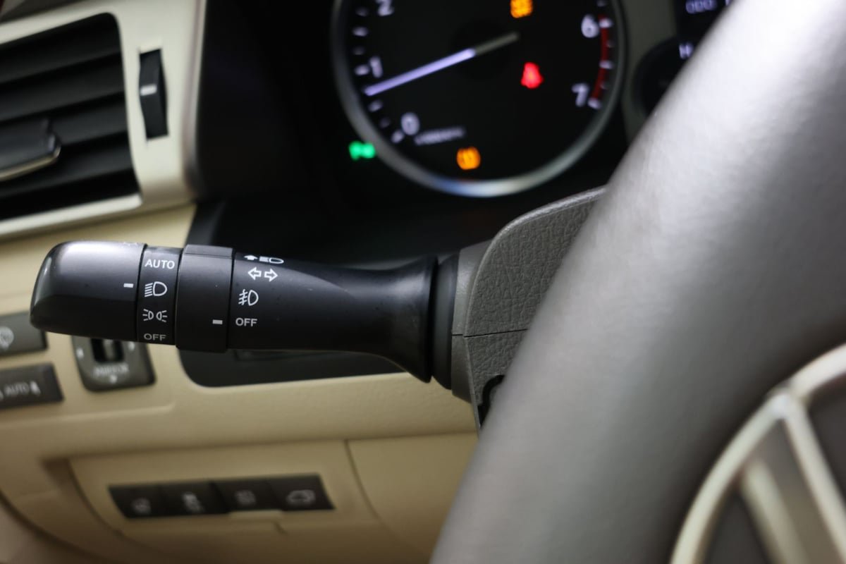 Used 2013 Lexus LX 570 4WD w/ Luxury Pkg w/Pre-crash image 27
