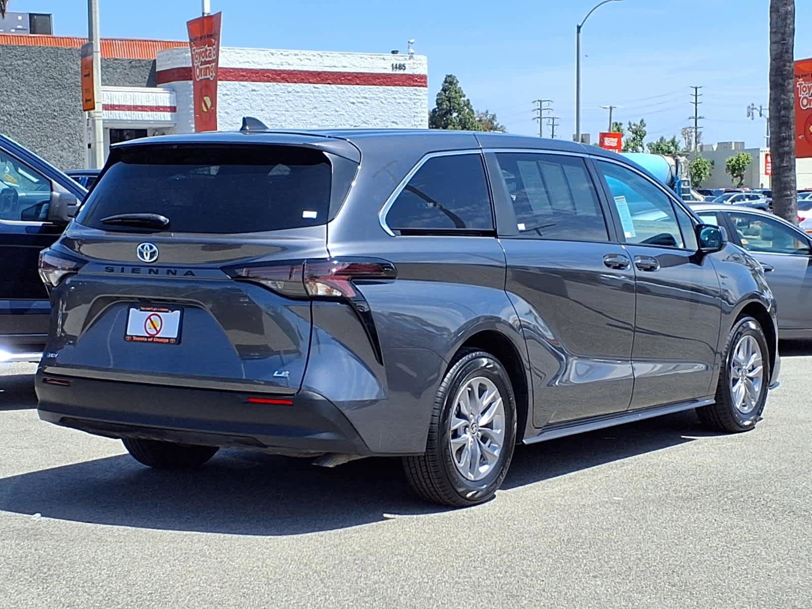 Certified 2025 Toyota Sienna LE FWD image 3