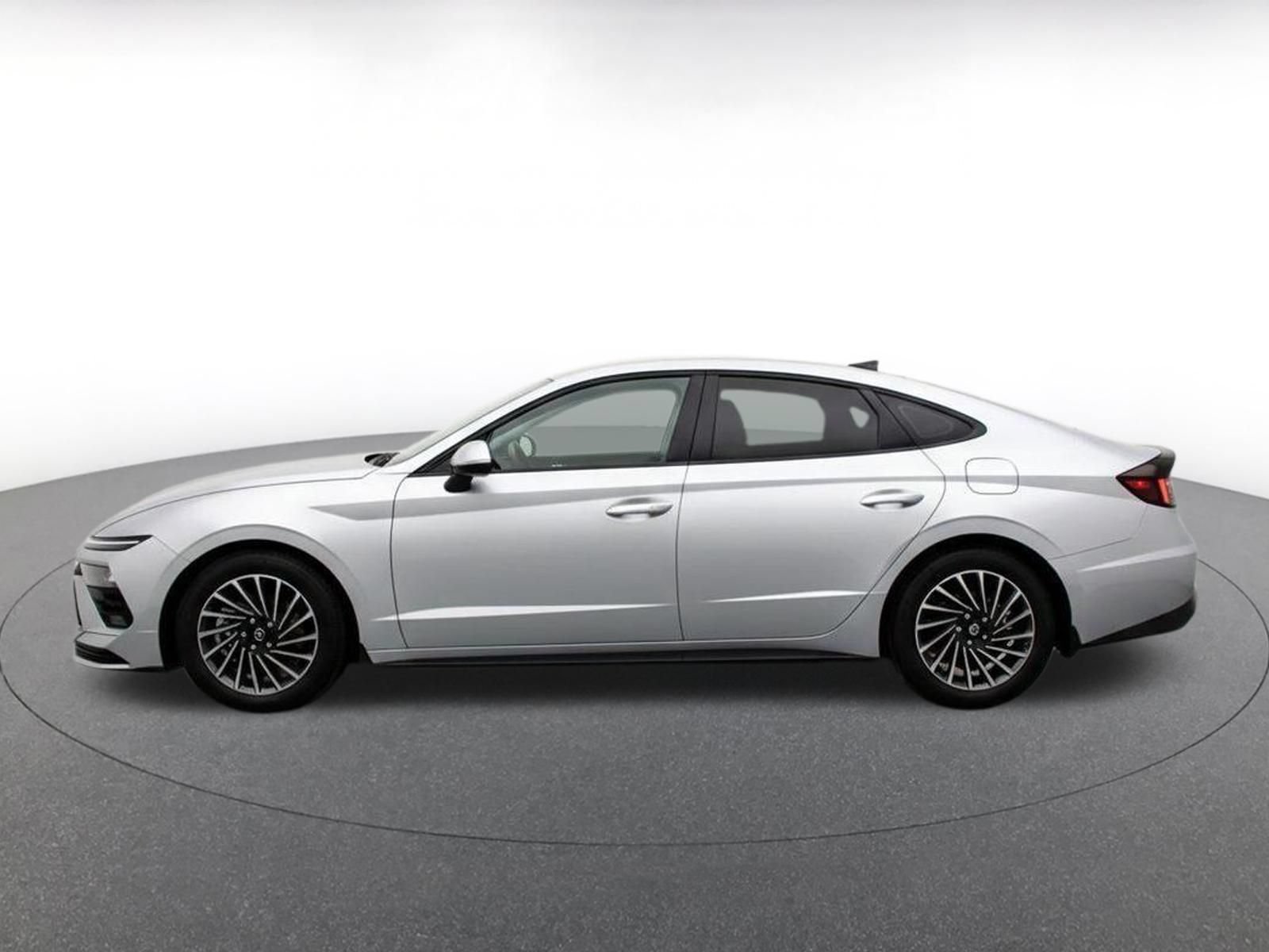 Used 2025 Hyundai Sonata SEL FWD image 4