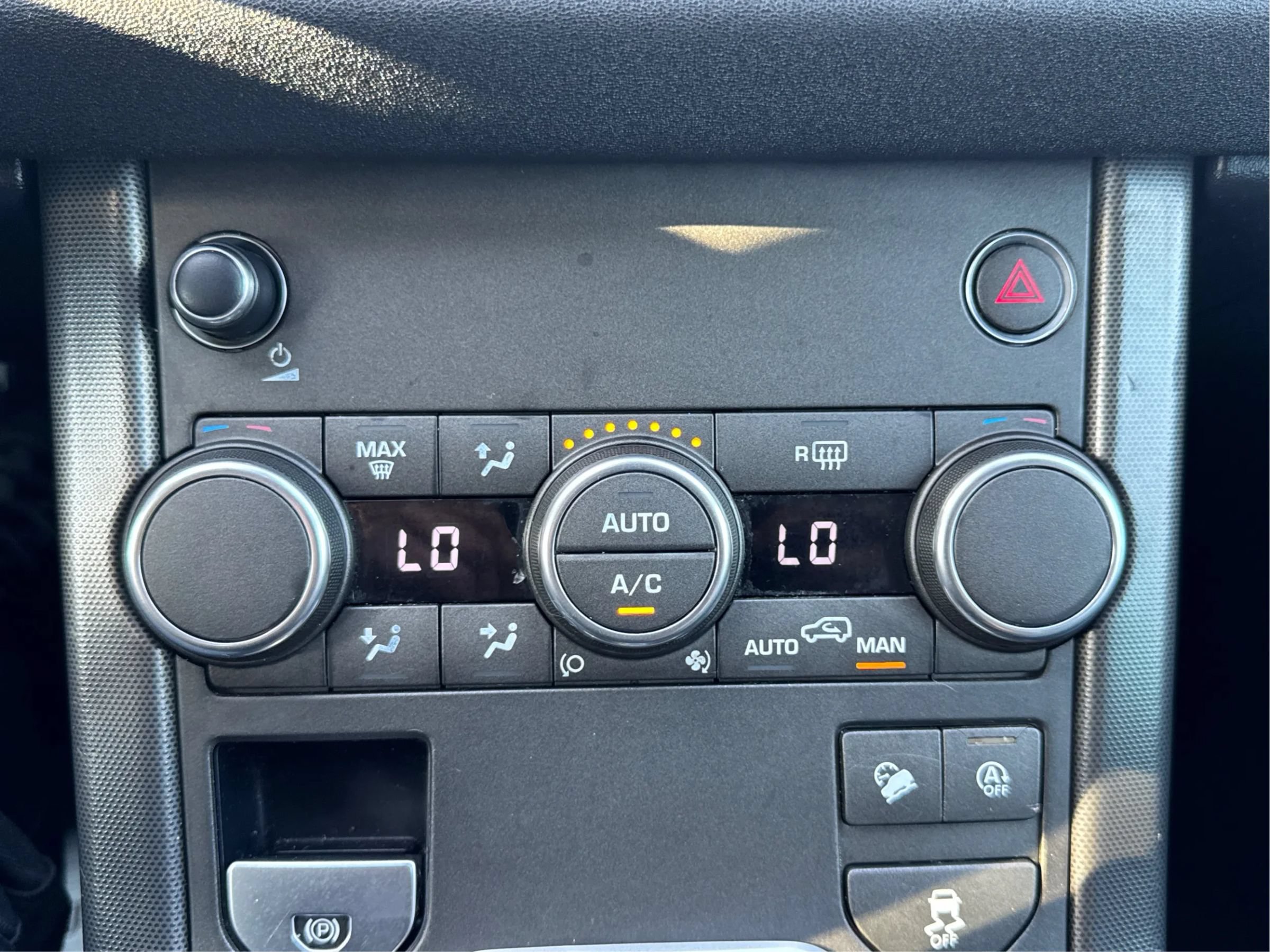 Used 2019 Land Rover Range Rover Evoque SE AWD/4WD image 26