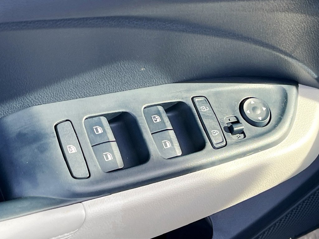 Used 2025 Hyundai Venue Limited FWD image 18
