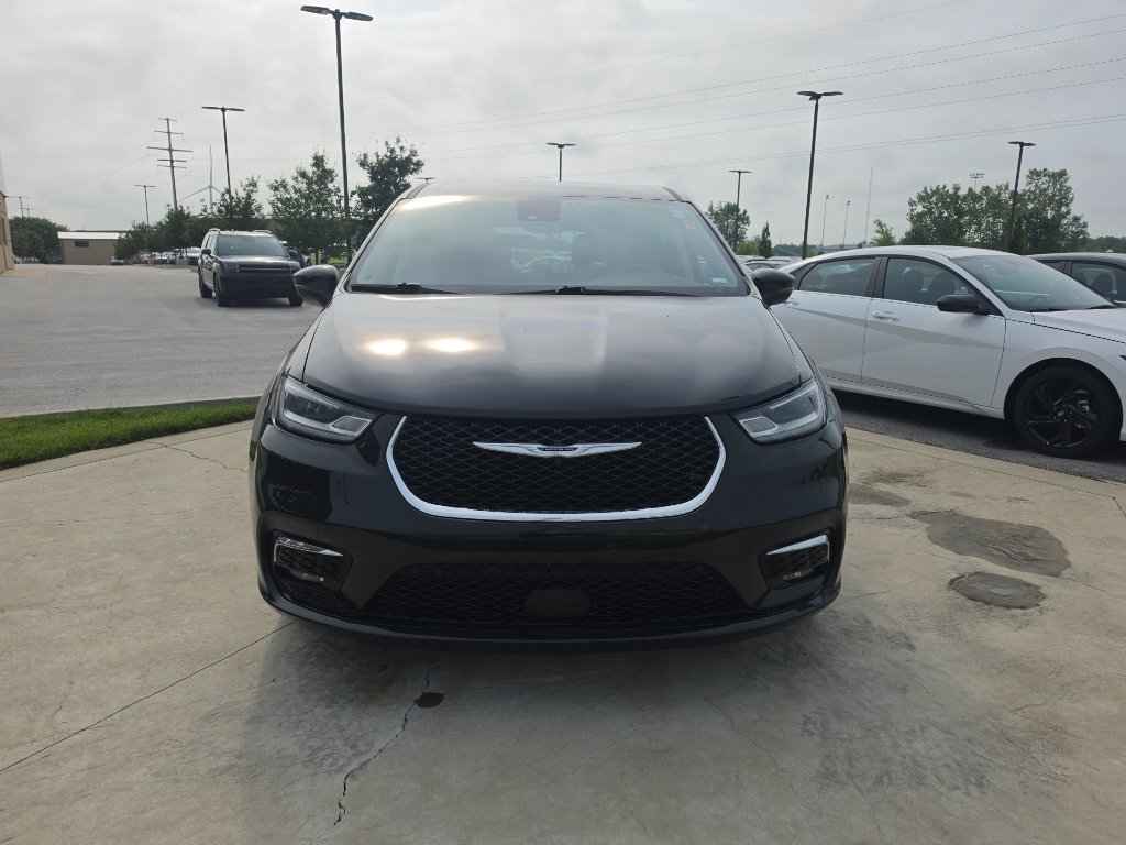 Used 2023 Chrysler Pacifica Touring-L FWD image 2
