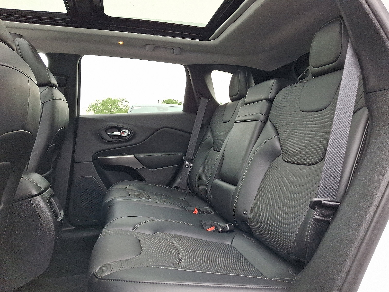Certified 2019 Jeep Cherokee Limited w/ Technology Group AWD/4WD image 10