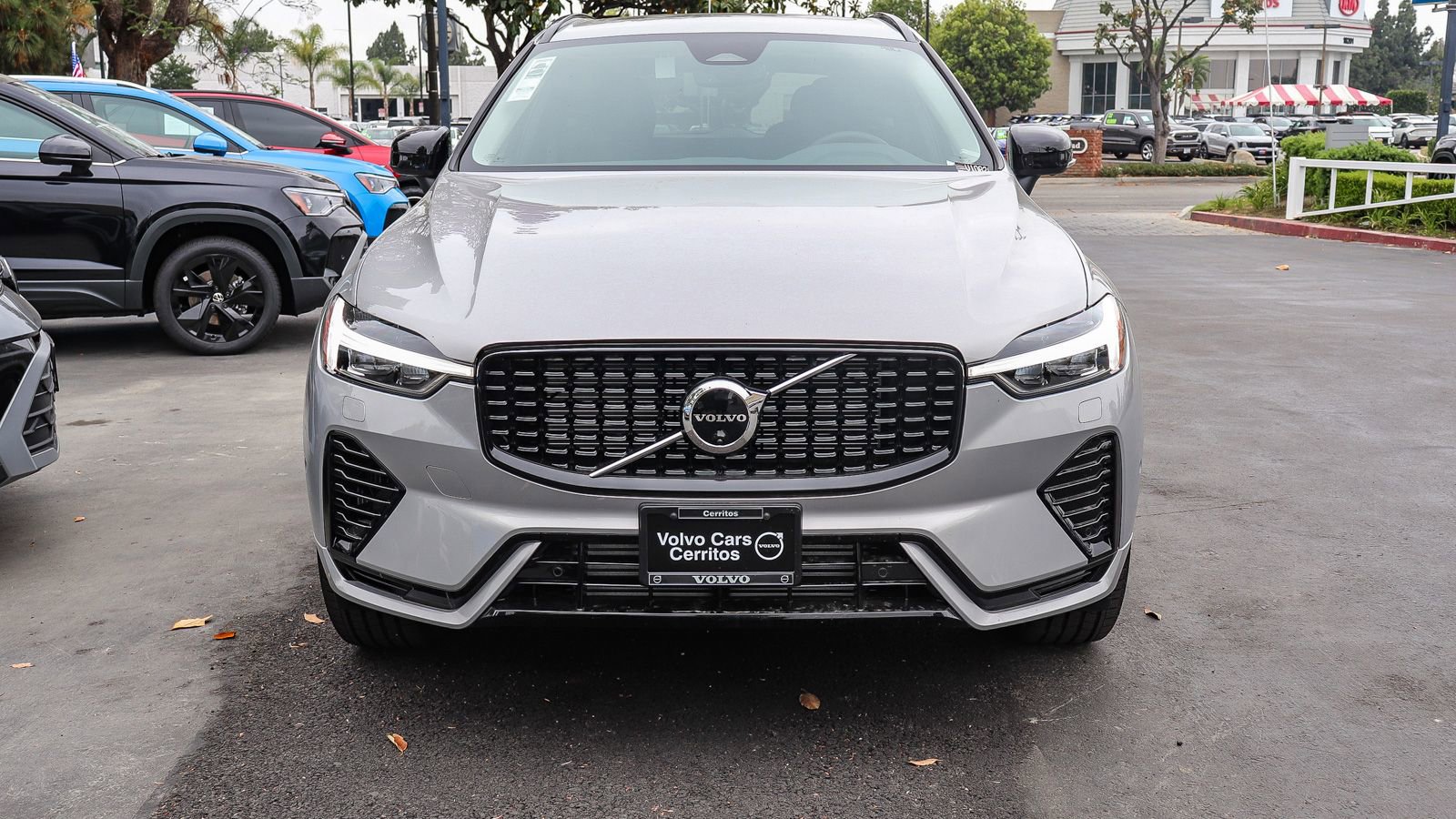 Used 2025 Volvo XC60 T8 Plus w/ Climate Package PRO AWD/4WD image 2