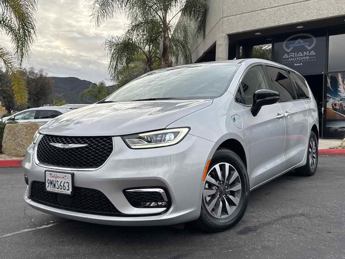 Used 2024 Chrysler Pacifica Select FWD image 2