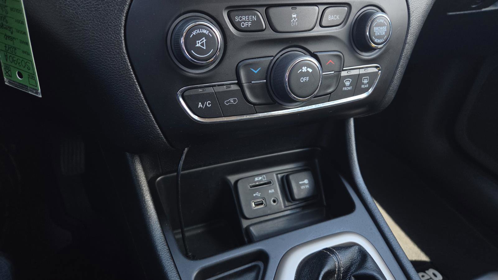 Used 2017 Jeep Cherokee Latitude w/ Safety/Convenience Group image 28