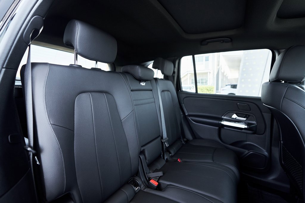 Used 2025 Mercedes-Benz GLB 250 4MATIC w/ Exclusive Package image 28