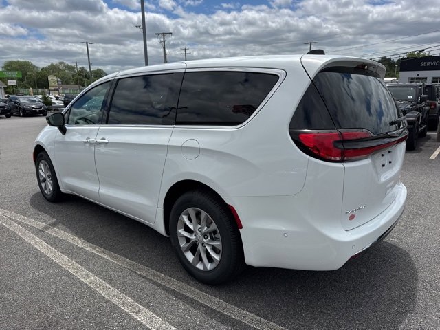 New 2025 Chrysler Pacifica Select image 5