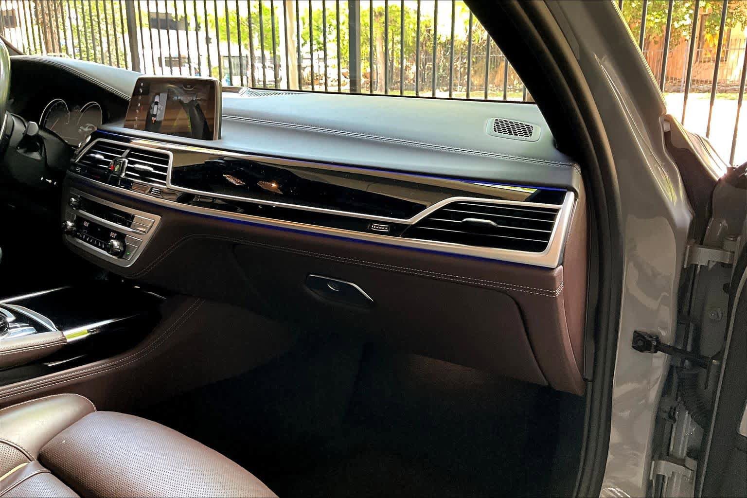 Used 2018 BMW 750i RWD image 18