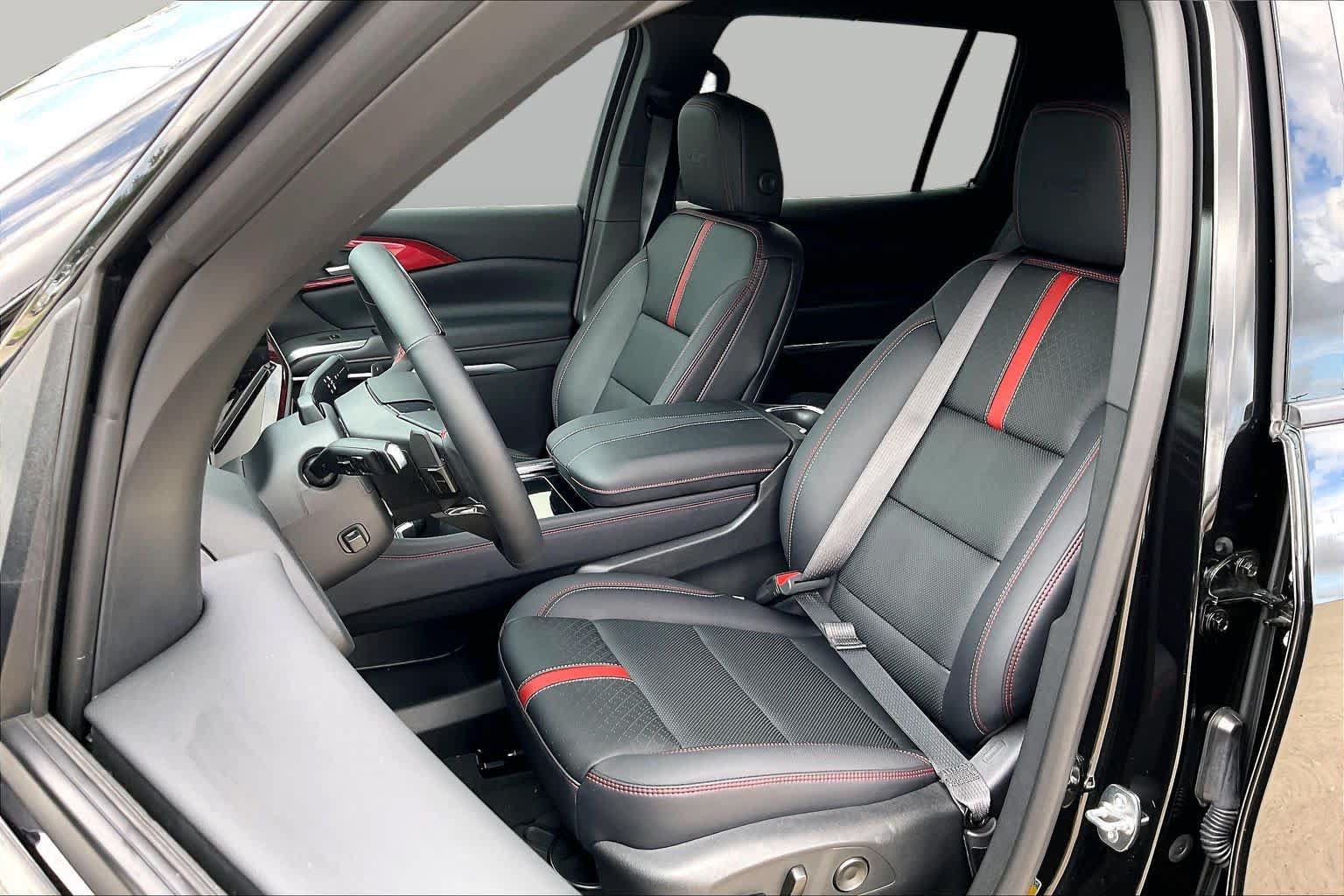 Used 2026 Chevrolet Traverse RS FWD image 8