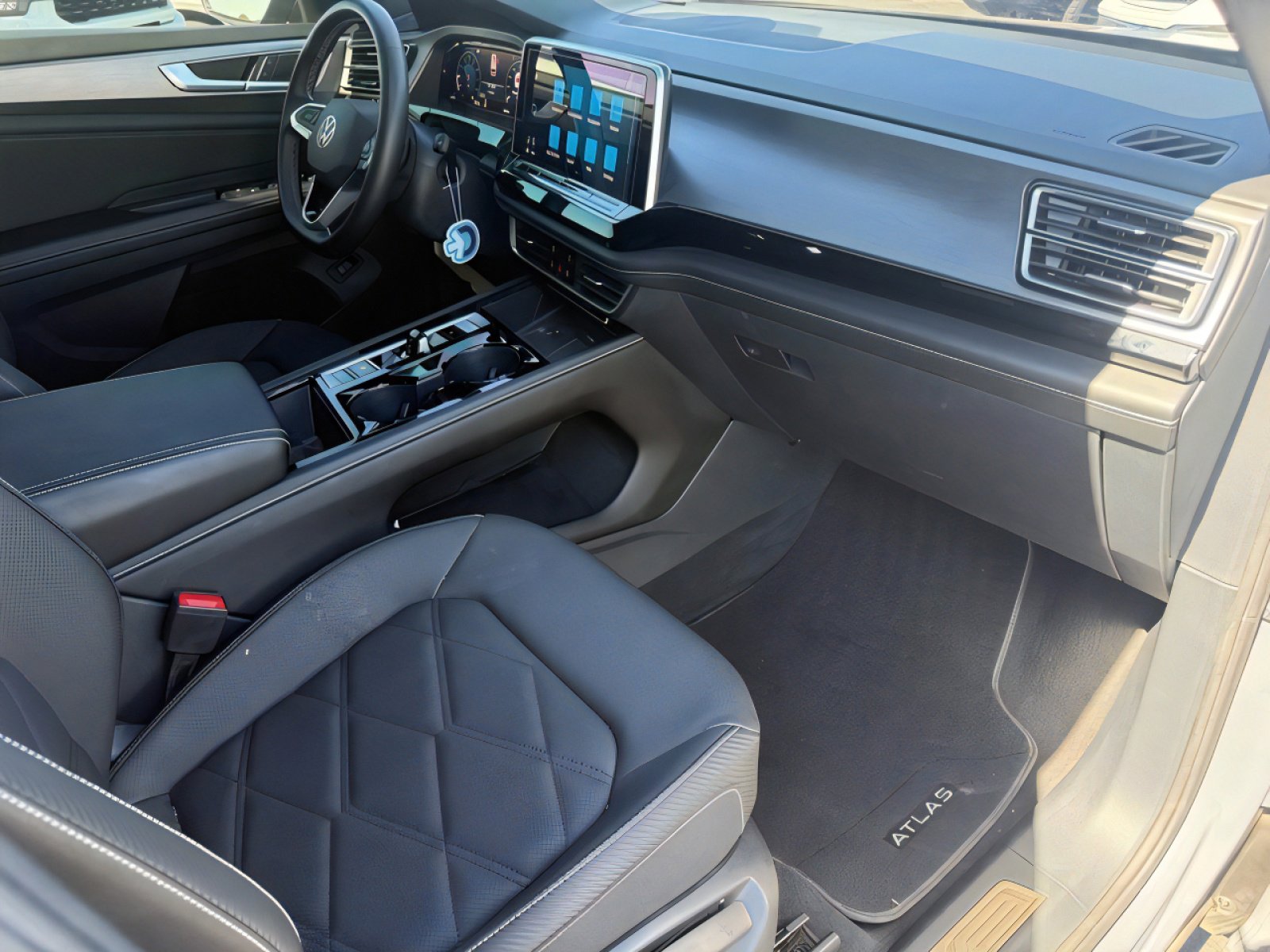 Used 2024 Volkswagen Atlas Cross Sport SE image 32