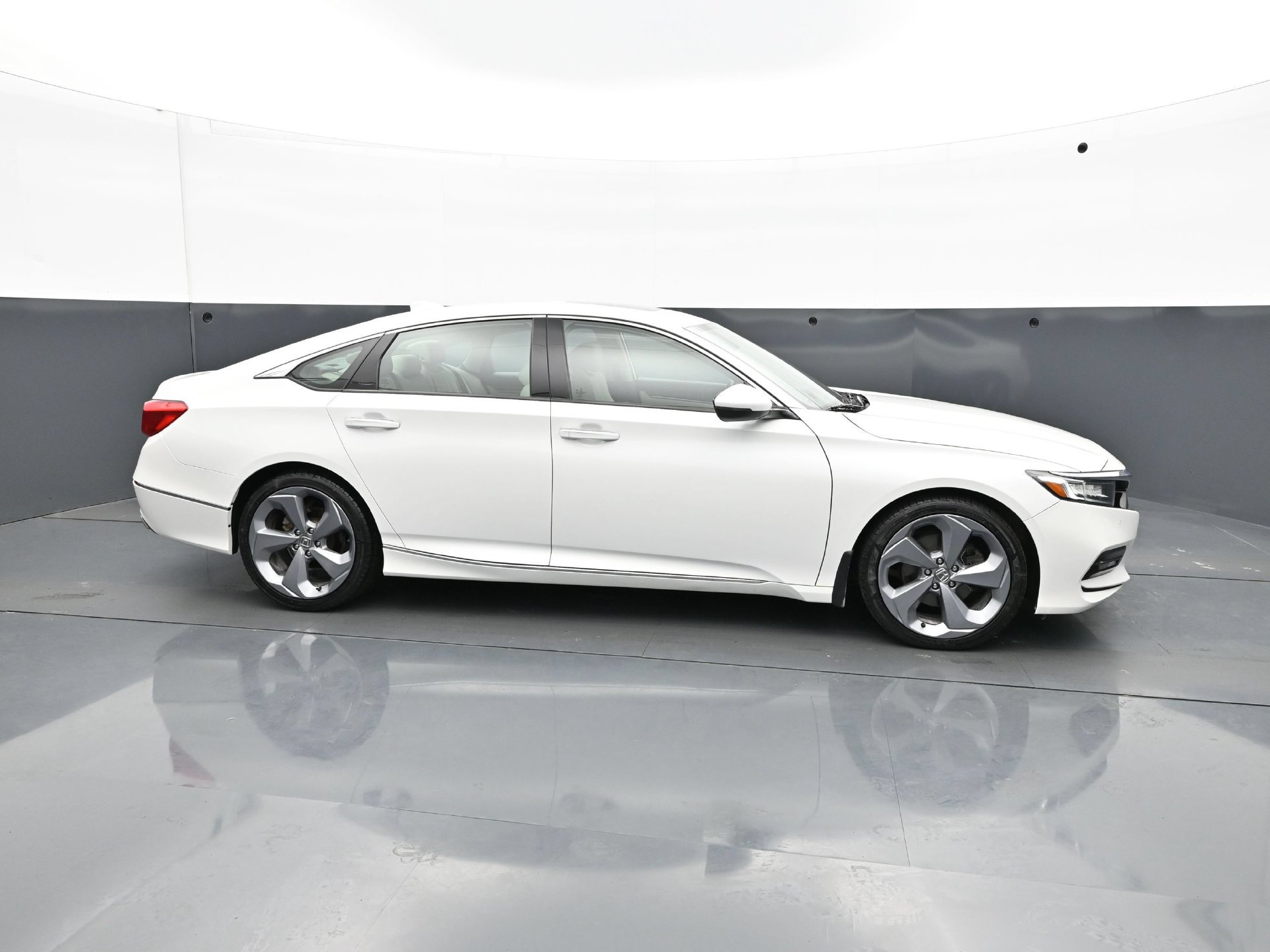 Used 2019 Honda Accord Touring image 8