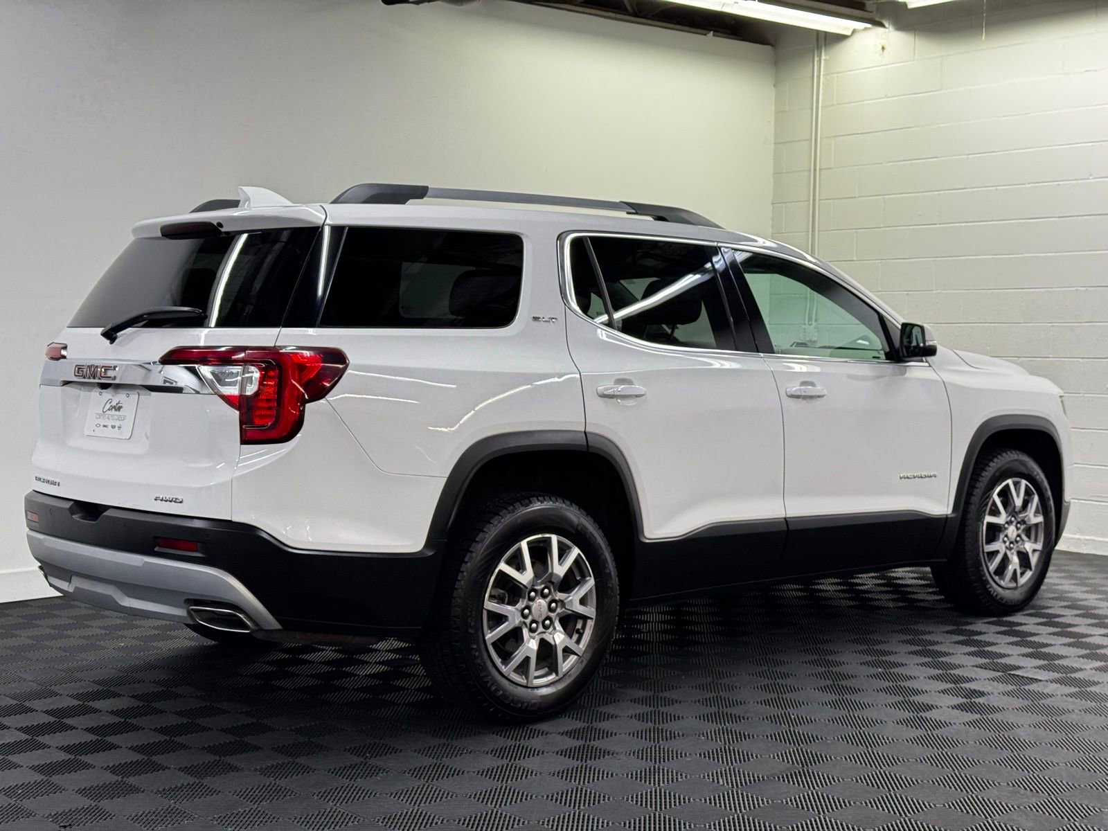 Used 2020 GMC Acadia SLT AWD/4WD image 2