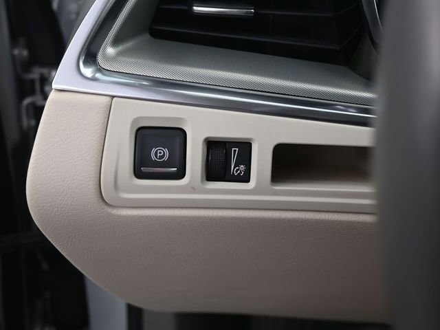 Used 2018 Cadillac XT5 Luxury w/ Driver Awareness Package image 15