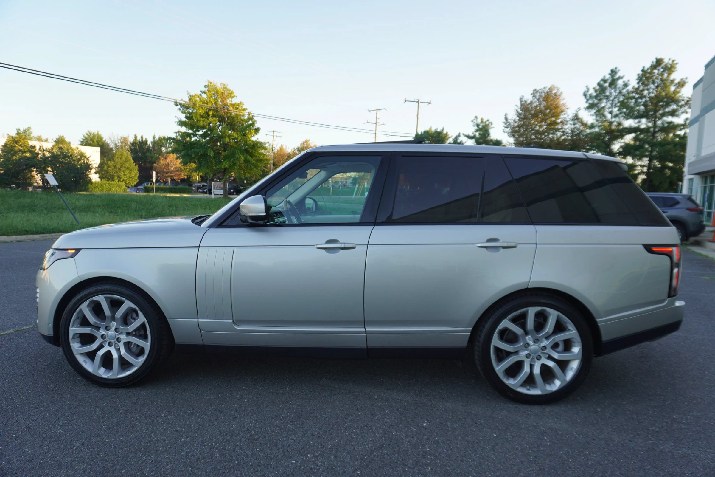 Used 2019 Land Rover Range Rover Supercharged AWD/4WD image 4