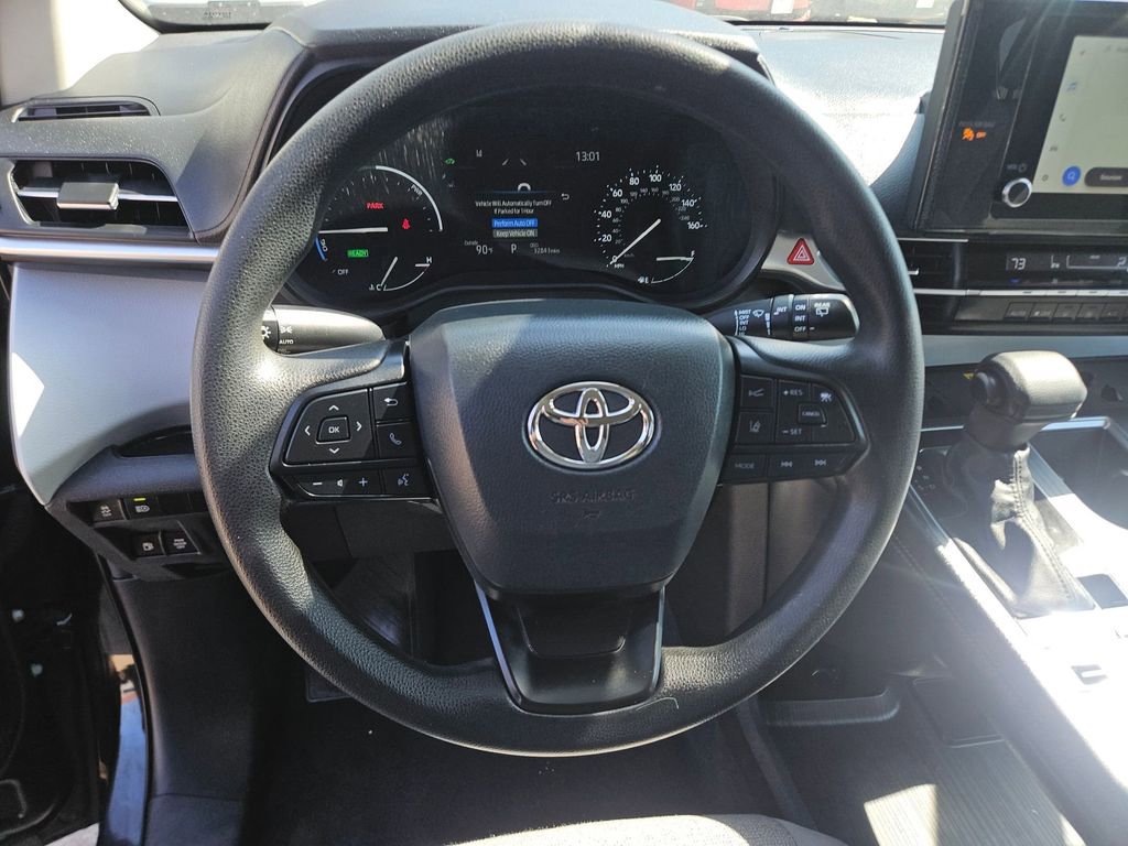 Used 2025 Toyota Sienna LE image 18