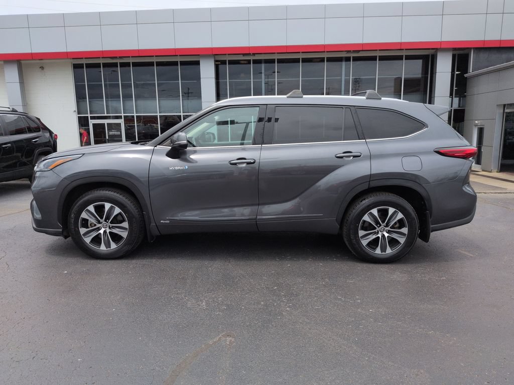 Used 2021 Toyota Highlander XLE AWD/4WD image 2