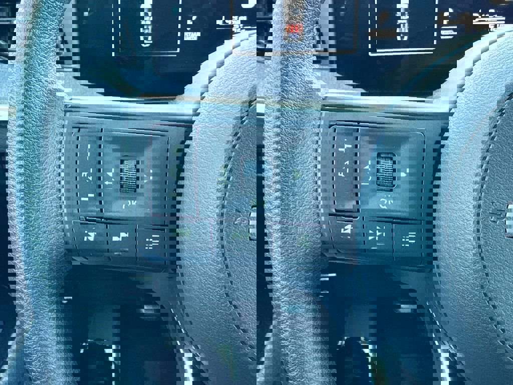 Used 2025 Nissan Kicks SV image 21