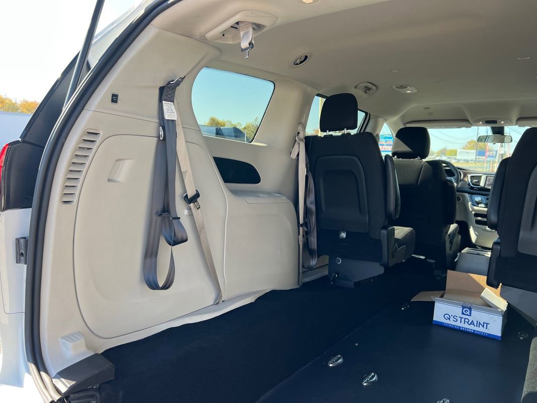 Used 2022 Chrysler Voyager LX image 37