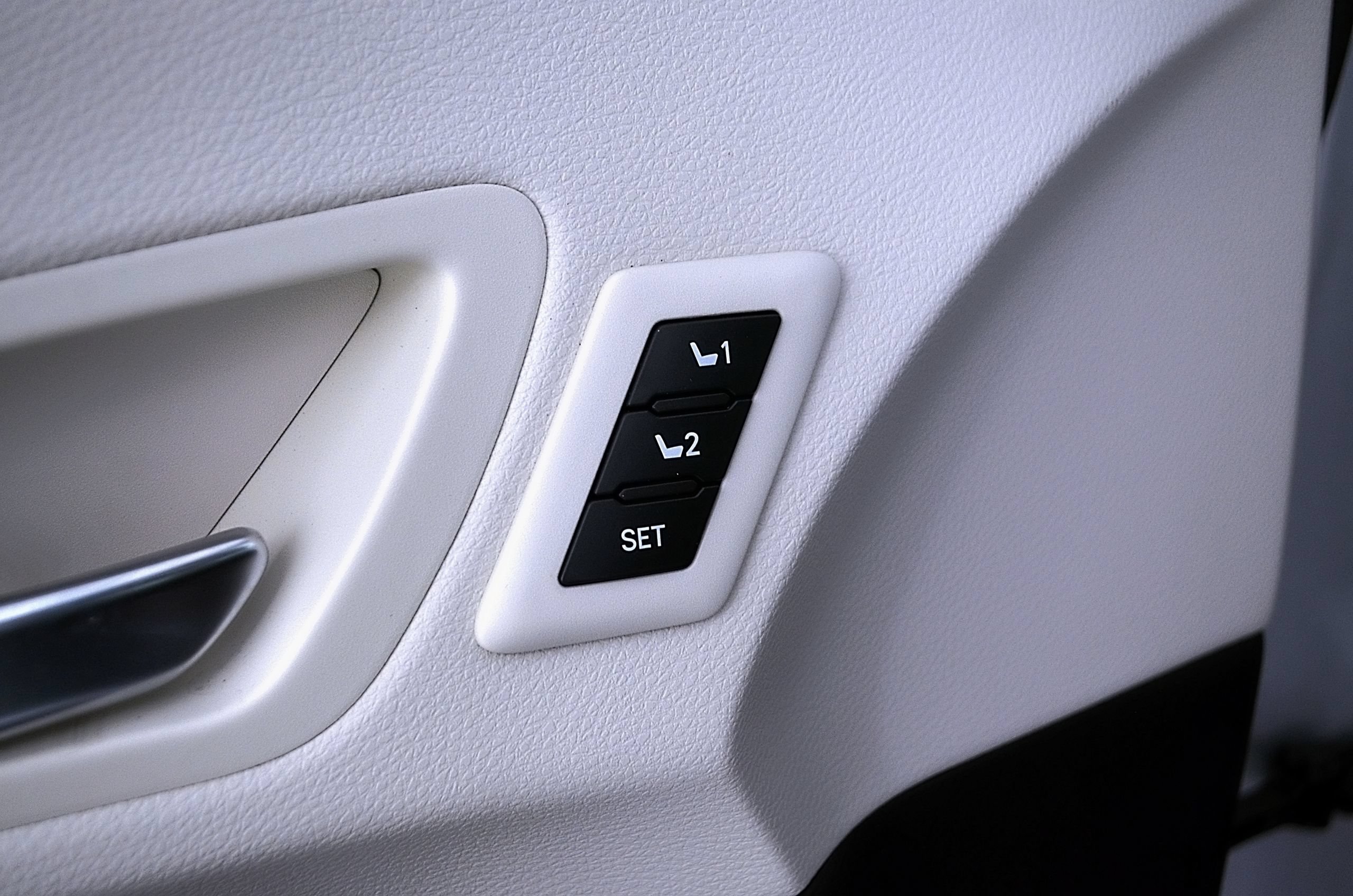 Used 2024 Toyota Sienna Platinum FWD image 22