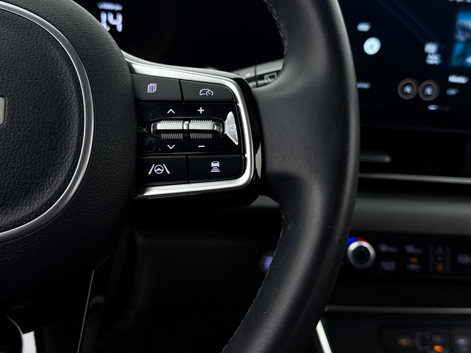 Certified 2025 Kia Carnival EX image 37