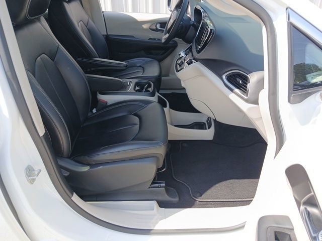 Used 2024 Chrysler Pacifica Touring-L image 24