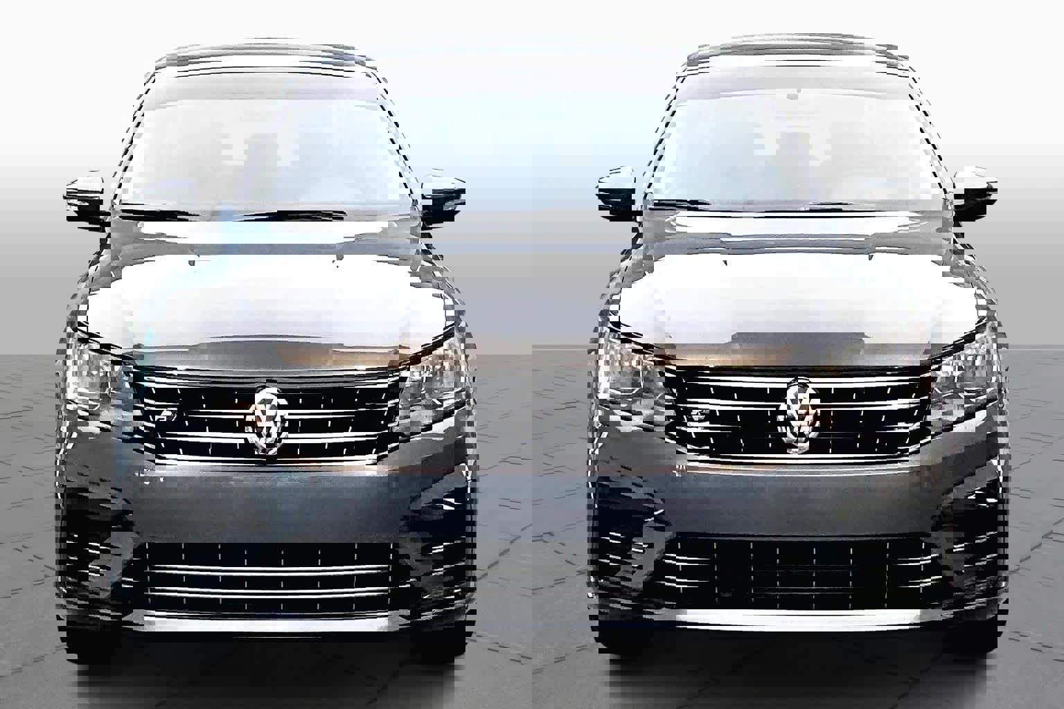 Used 2018 Volkswagen Passat 2.0T R-Line image 4