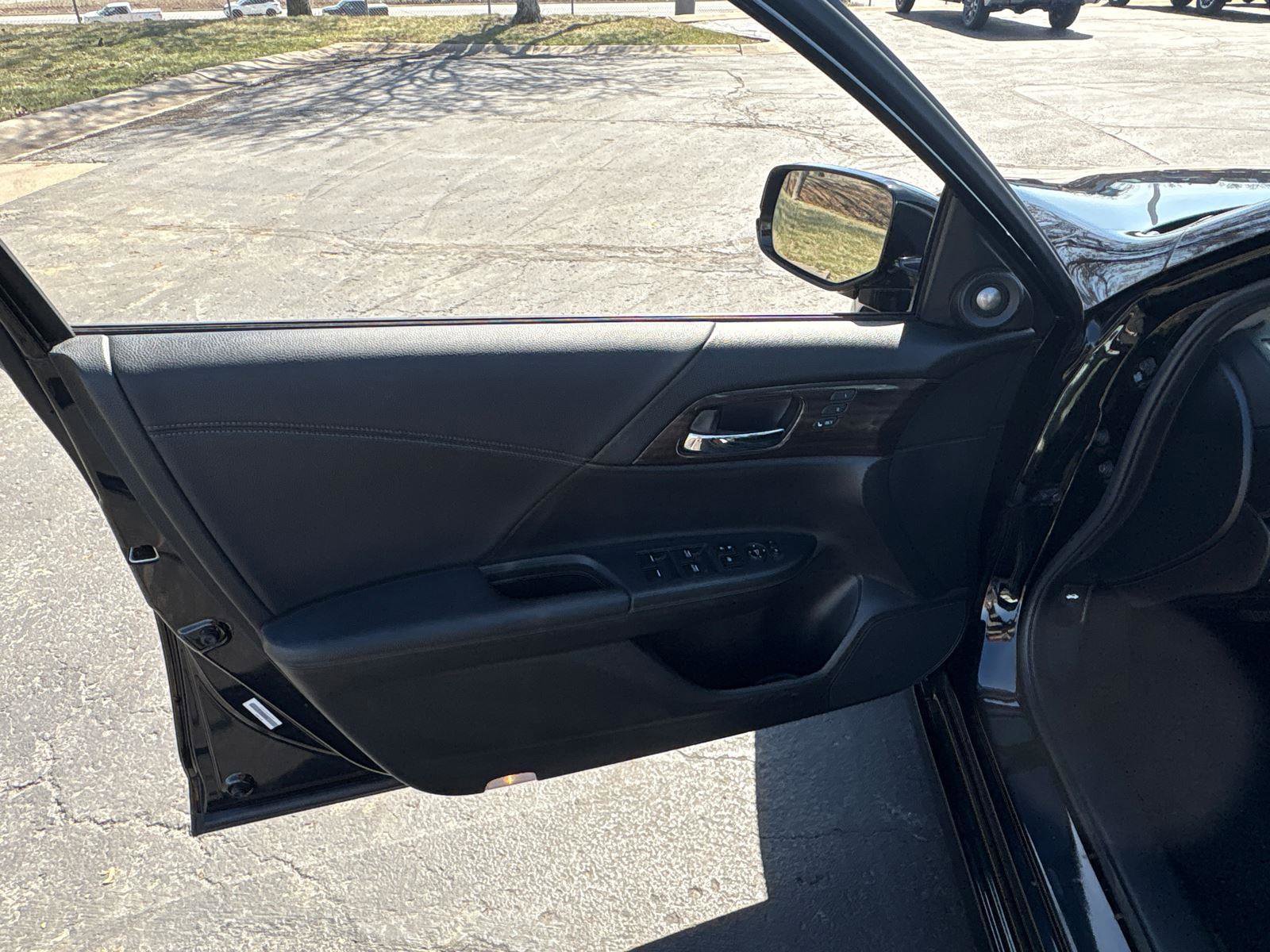 Used 2017 Honda Accord Touring image 17