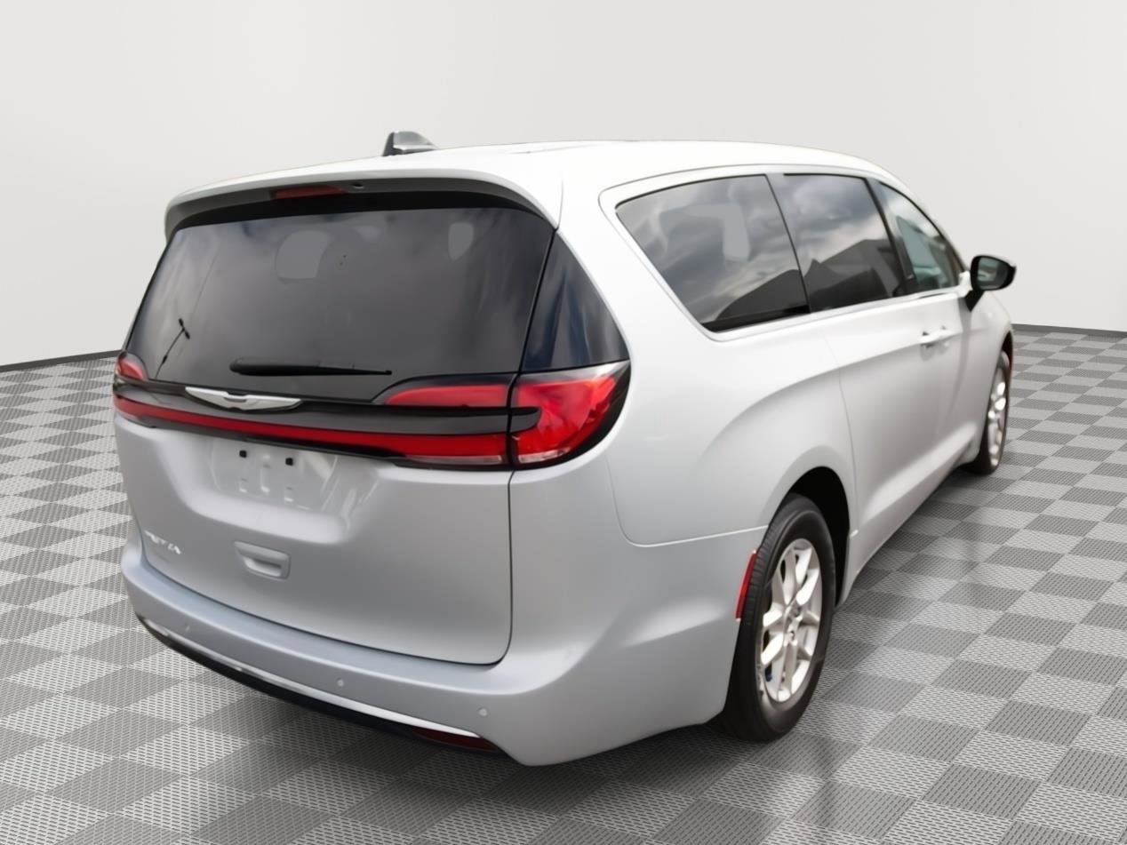 Used 2024 Chrysler Pacifica Touring-L FWD image 5