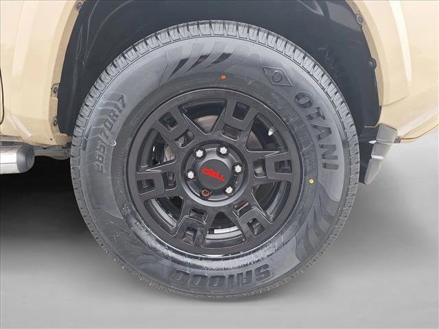 Used 2016 Toyota Tacoma Limited w/ Towing Package image 20