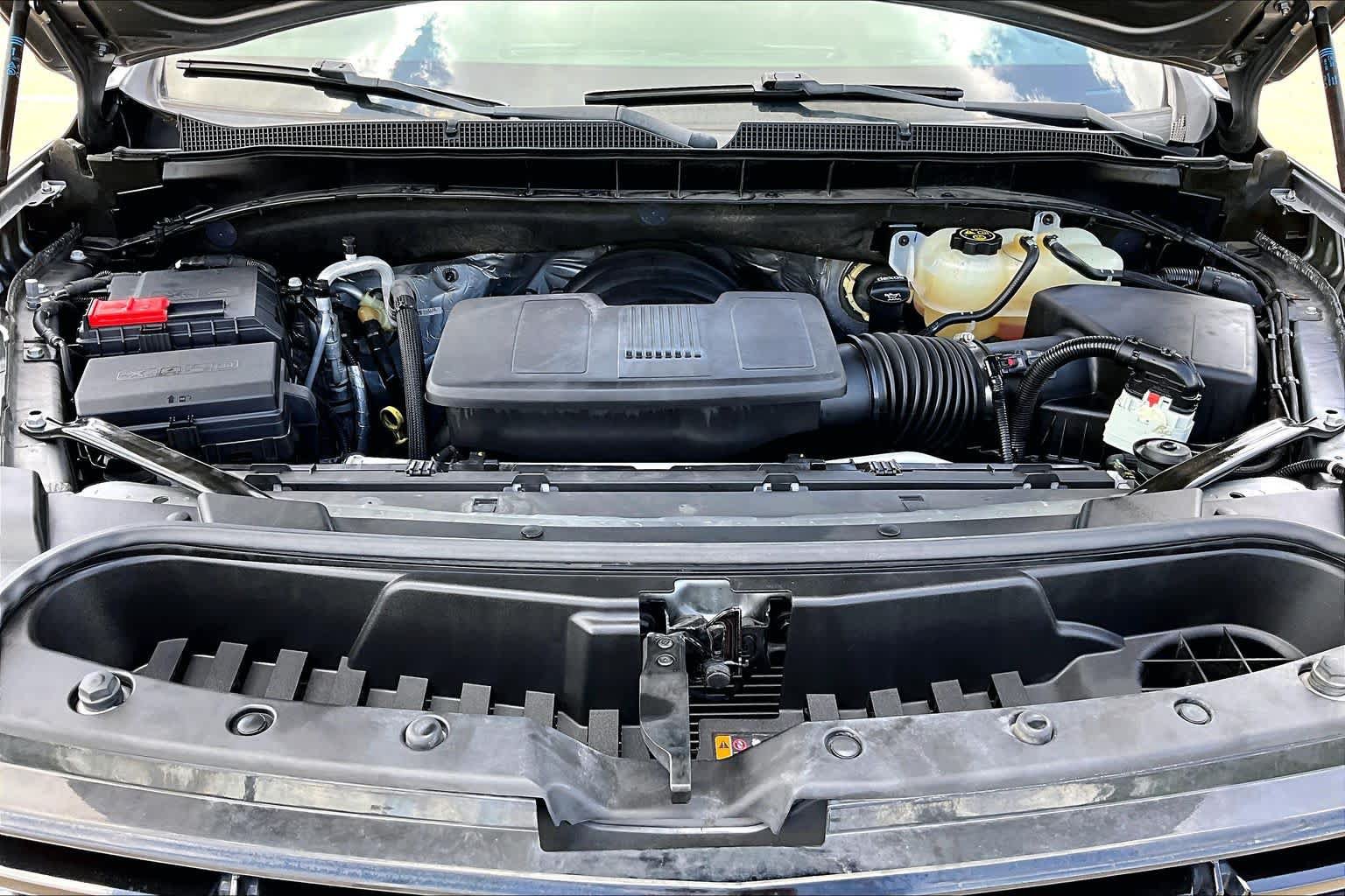 Used 2022 Chevrolet Suburban LT w/ Luxury Package RWD image 32
