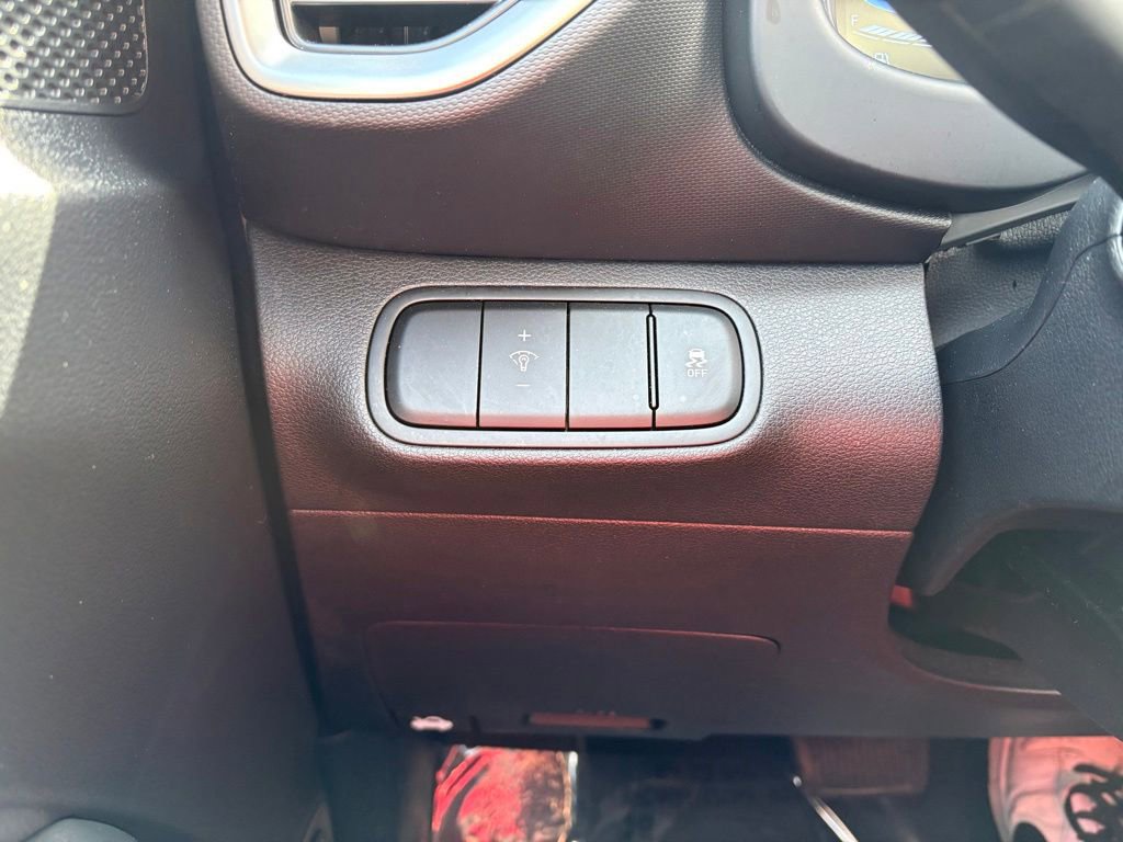 Used 2025 Hyundai Venue SEL FWD image 23