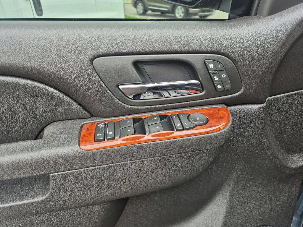 Used 2012 Chevrolet Avalanche LTZ AWD/4WD image 25