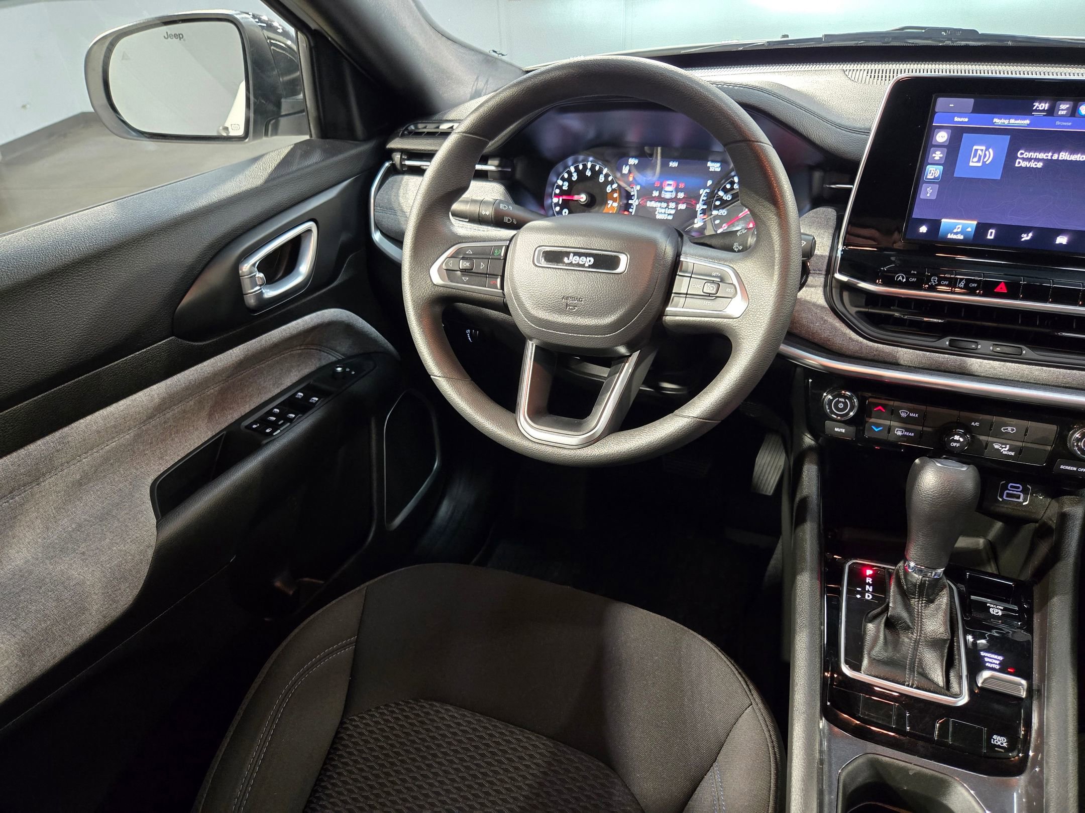 Used 2025 Jeep Compass Sport image 9