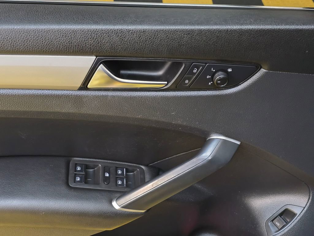 Used 2021 Volkswagen Passat 2.0T SE image 23