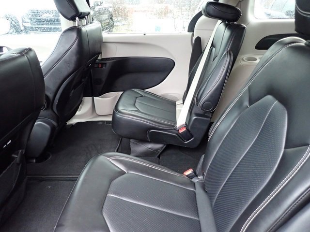 Used 2024 Chrysler Pacifica Touring-L image 17