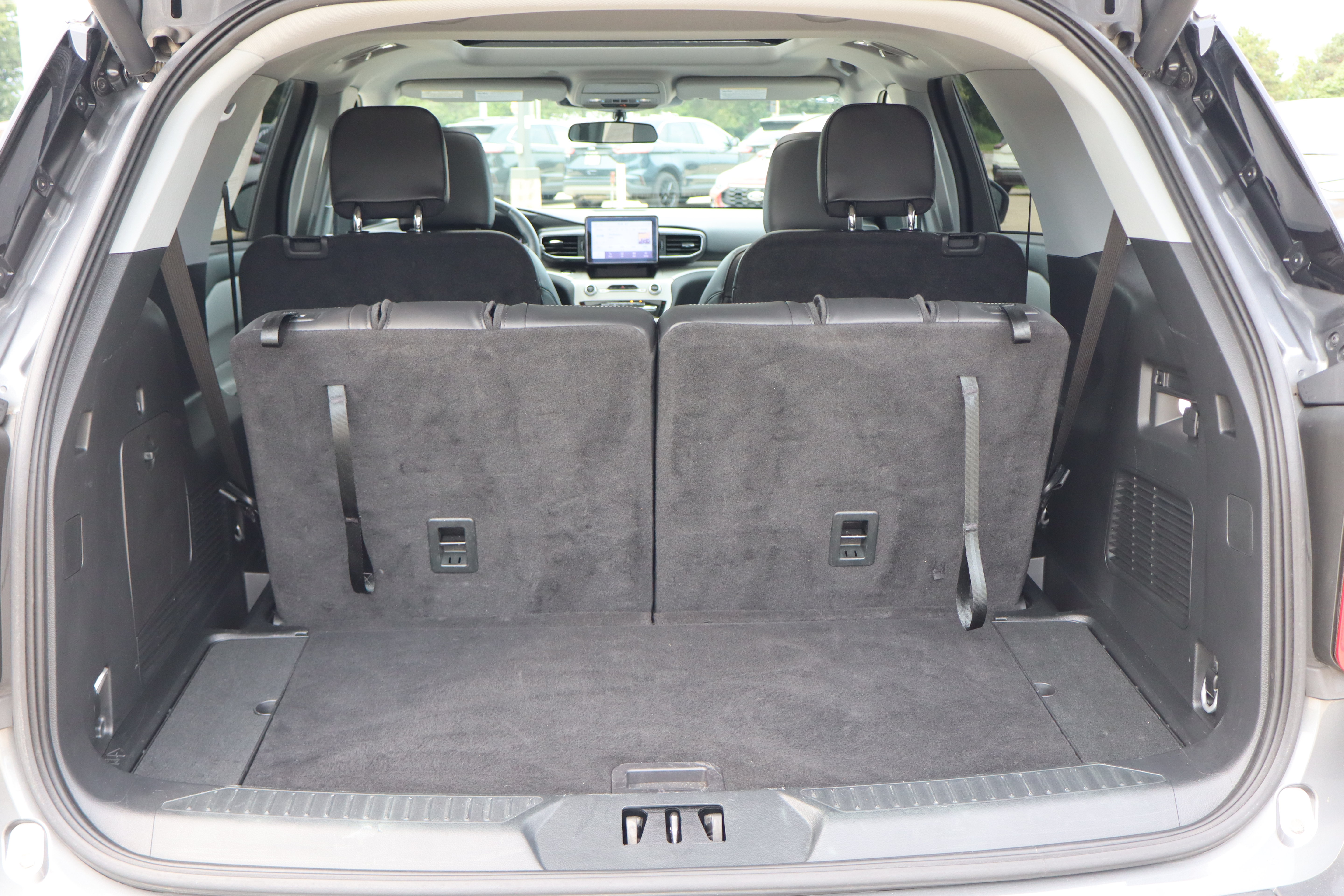 Used 2023 Ford Explorer XLT w/ Equipment Group 202A AWD/4WD image 33