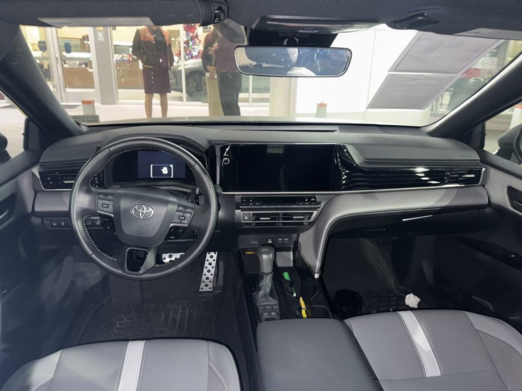 Used 2025 Toyota Camry SE image 3