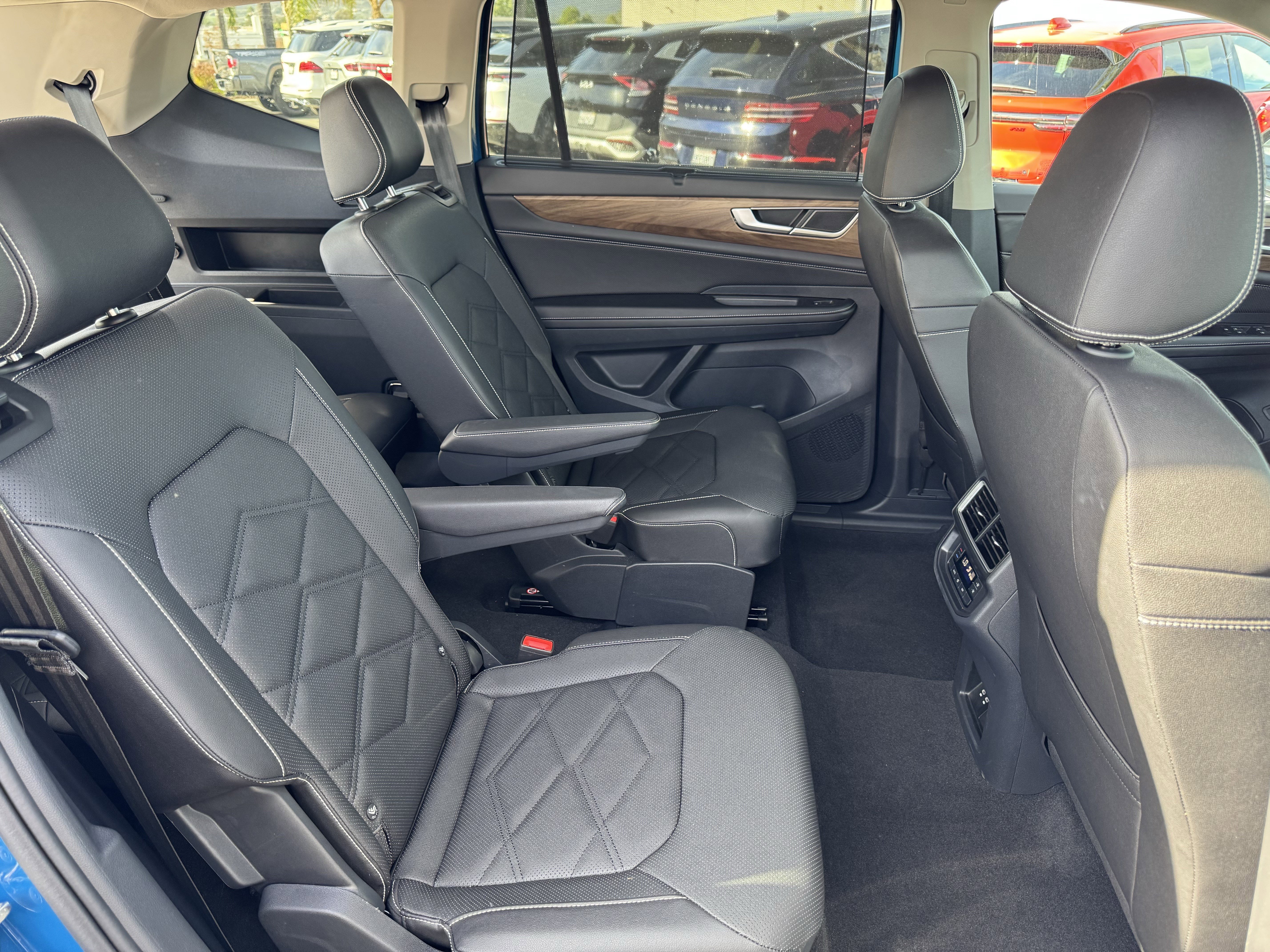 Certified 2025 Volkswagen Atlas SE image 36