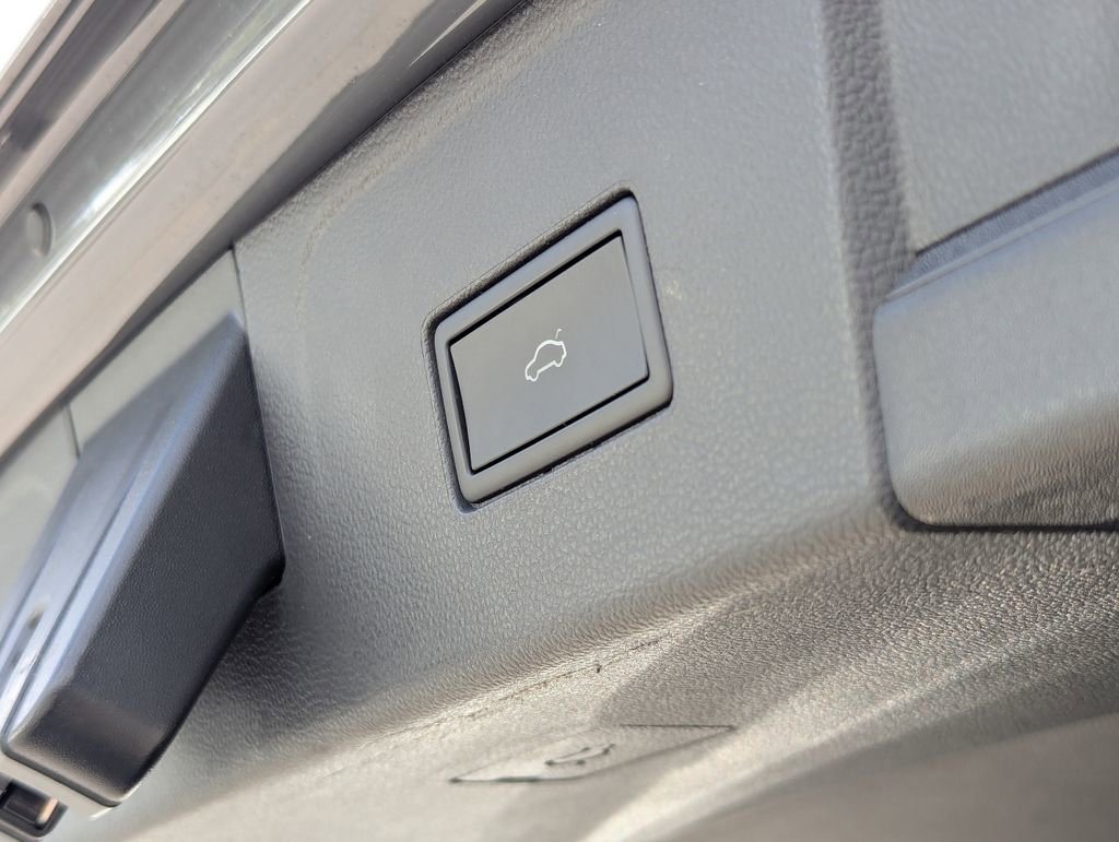 Used 2025 Volkswagen Atlas Peak Edition SE image 33