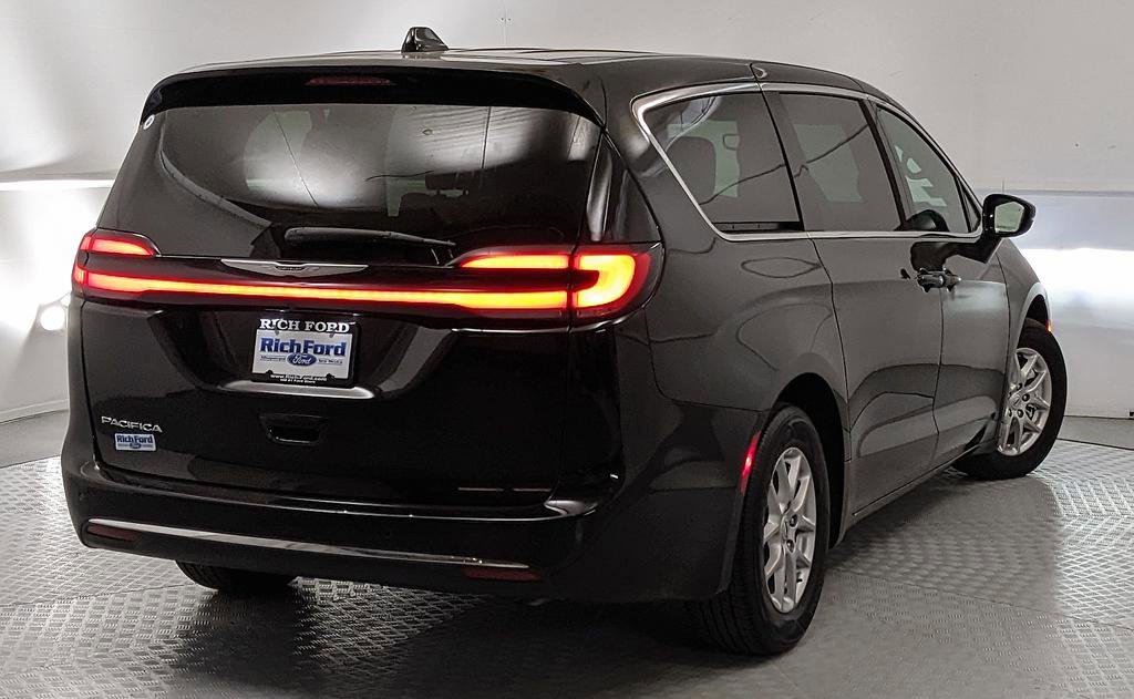 Used 2025 Chrysler Pacifica Select FWD image 2