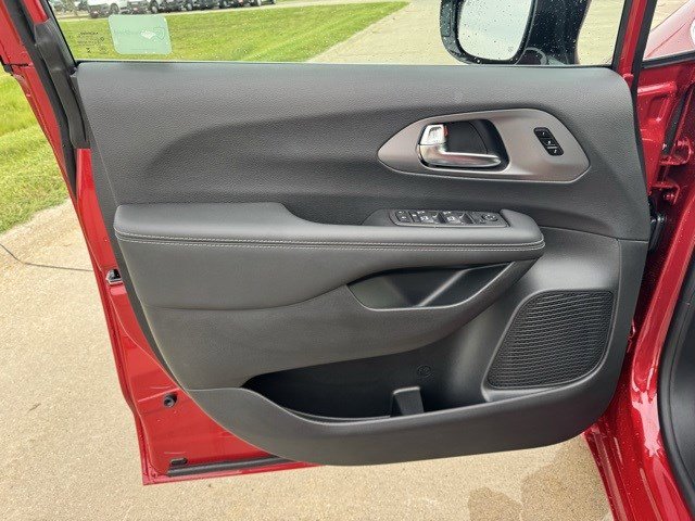 New 2026 Chrysler Pacifica Select image 8